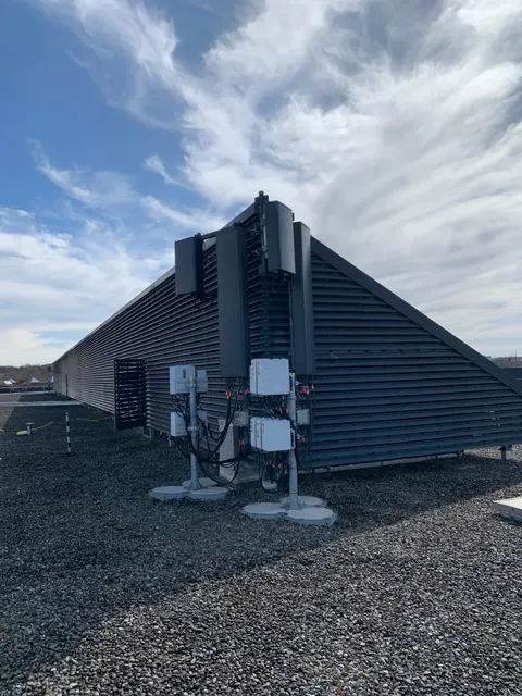 Antennes et équipements radio installés sur un toit-terrasse