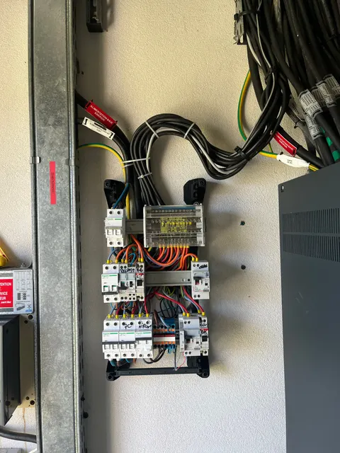 Après : Tableau électrique refait, câblage repris et mis en conformité