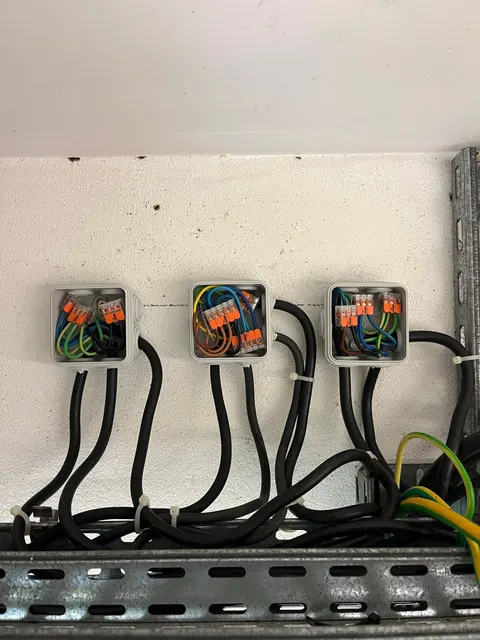 Avant : boîtiers de raccordement ouverts, connexions apparentes
