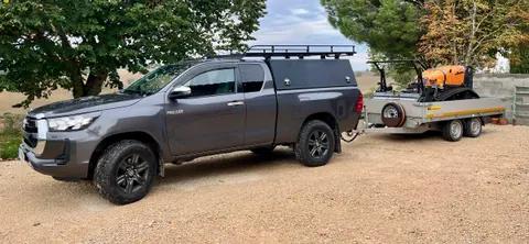 Pick-up Toyota Hilux tractant une remorque avec le robot de débroussaillage