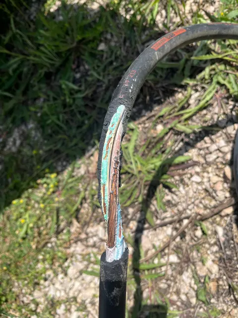 Détail du câble endommagé avant remplacement