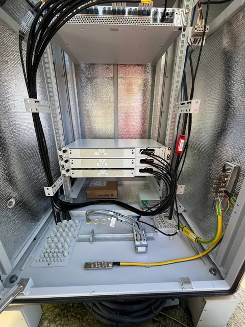 Armoire ouverte : câblage et raccordement des équipements