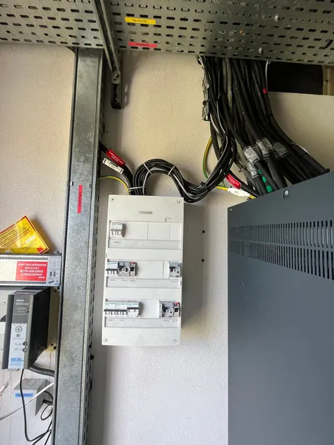 Après : Coffret électrique neuf, fermé et sécurisé