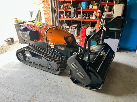 Robot de débroussaillage RoboFifty à chenilles, équipé de son broyeur