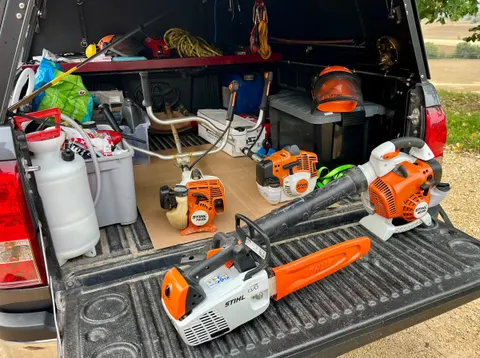 Débroussailleuses, tronçonneuse et souffleur STIHL à l'arrière du pick-up