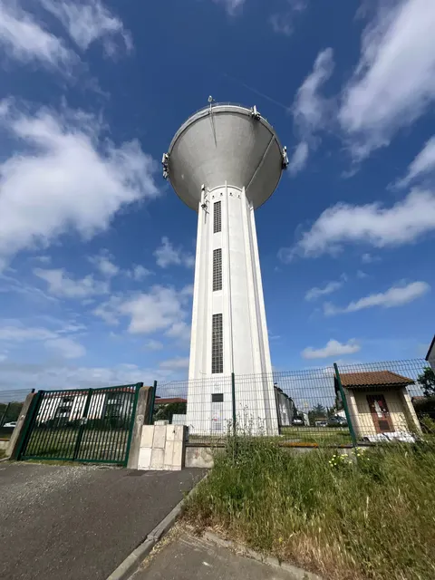 Site radio installé sur un château d'eau