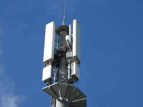 Antennes de téléphonie mobile au sommet d'un pylône