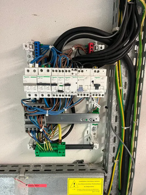 Avant : Tableau électrique avant reprise du câblage