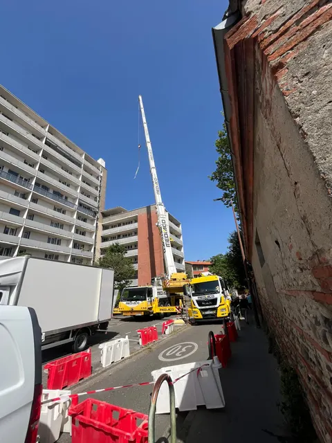 Levage en milieu urbain, zone de chantier balisée