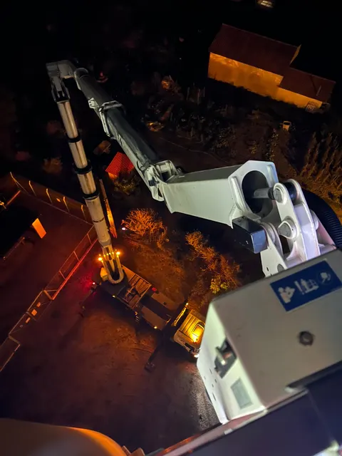 Nacelle élévatrice lors d'une intervention de nuit sur un pylône