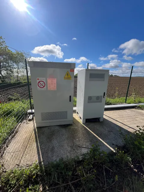 Armoires techniques installées sur un site radio